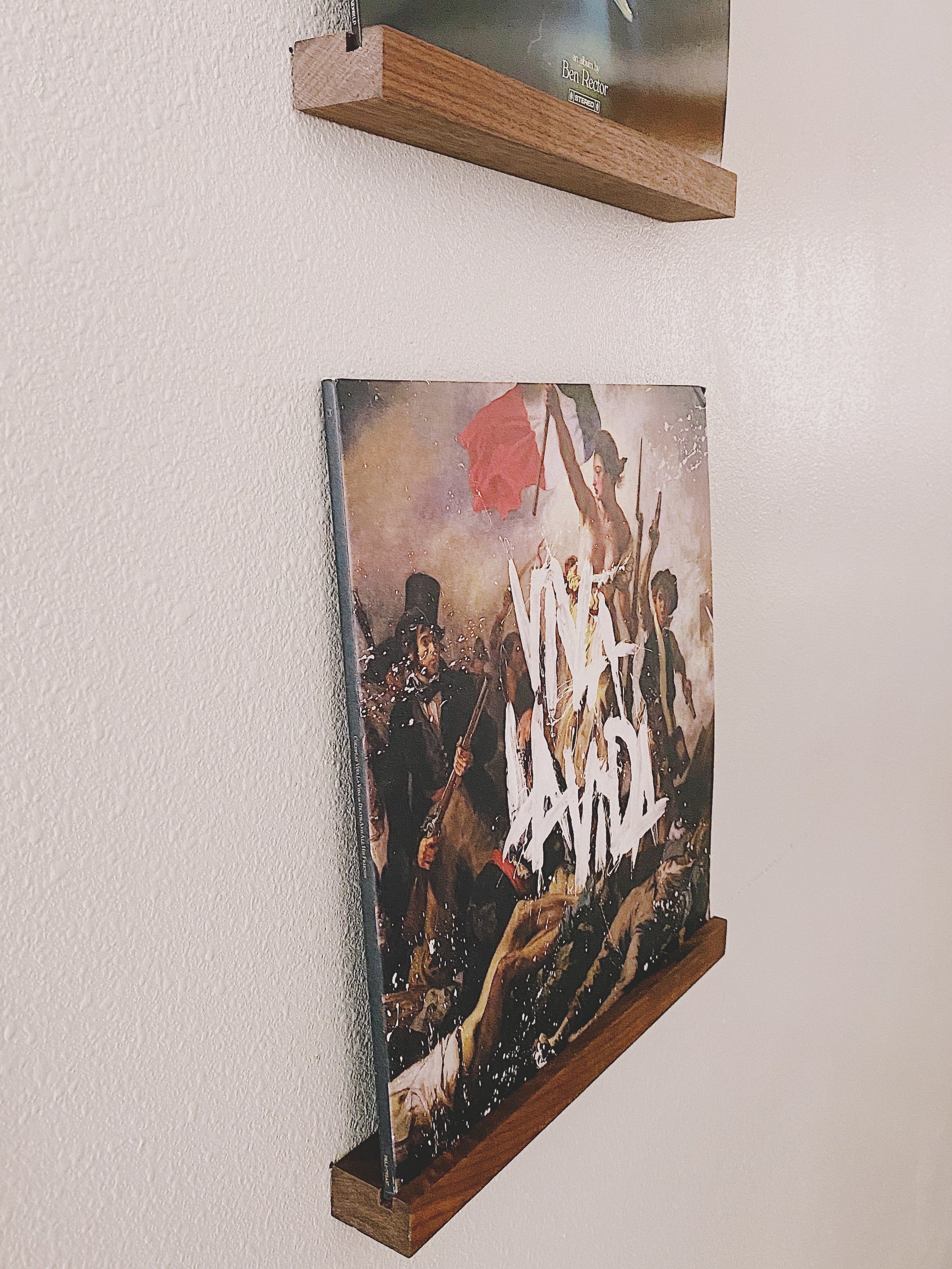 Mnke Vinyl Record Wall Mount - An Elegant Display Ledge Made from Solid Wood - This Vinyl Record Shelf Holds Single and Double LPs (Brown)
